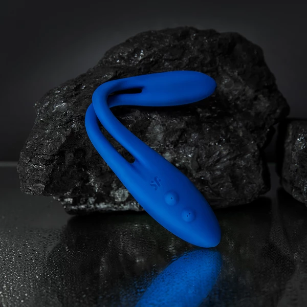 Satisfyer Elastic Game Multi Vibrator (Dark Blue)  - Flexibilní vibrátor pro ni nebo páry, modrý