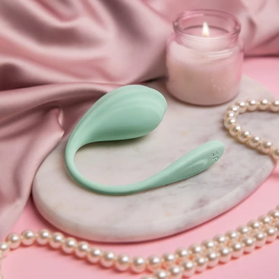 Satisfyer Smooth Petal - Vibrační vajíčko ovládané aplikací, Zelené