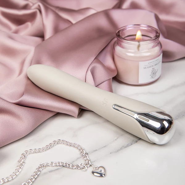 Satisfyer Spinning Vibe Beige 1 - Klasický vibrátor s funkcí rotace, Béžový