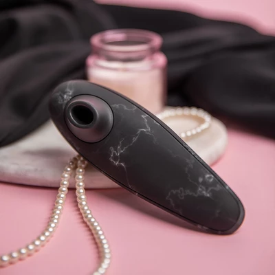 Womanizer Marilyn Monroe Classic 2, Black Marble - Masážní přístroj na klitoris, černý mramor