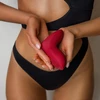 Satisfyer Exciterrr Berry - Vibrátor typu Lay-On s pohyblivou kuličkou stimulující klitoris