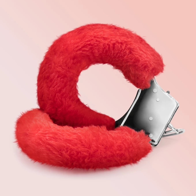 Crushious Love Cuffs red - kajdanki z futerkiem, czerwone