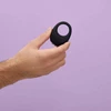 Je Joue Mio- Wibrujący pierścień na penisa, czarny